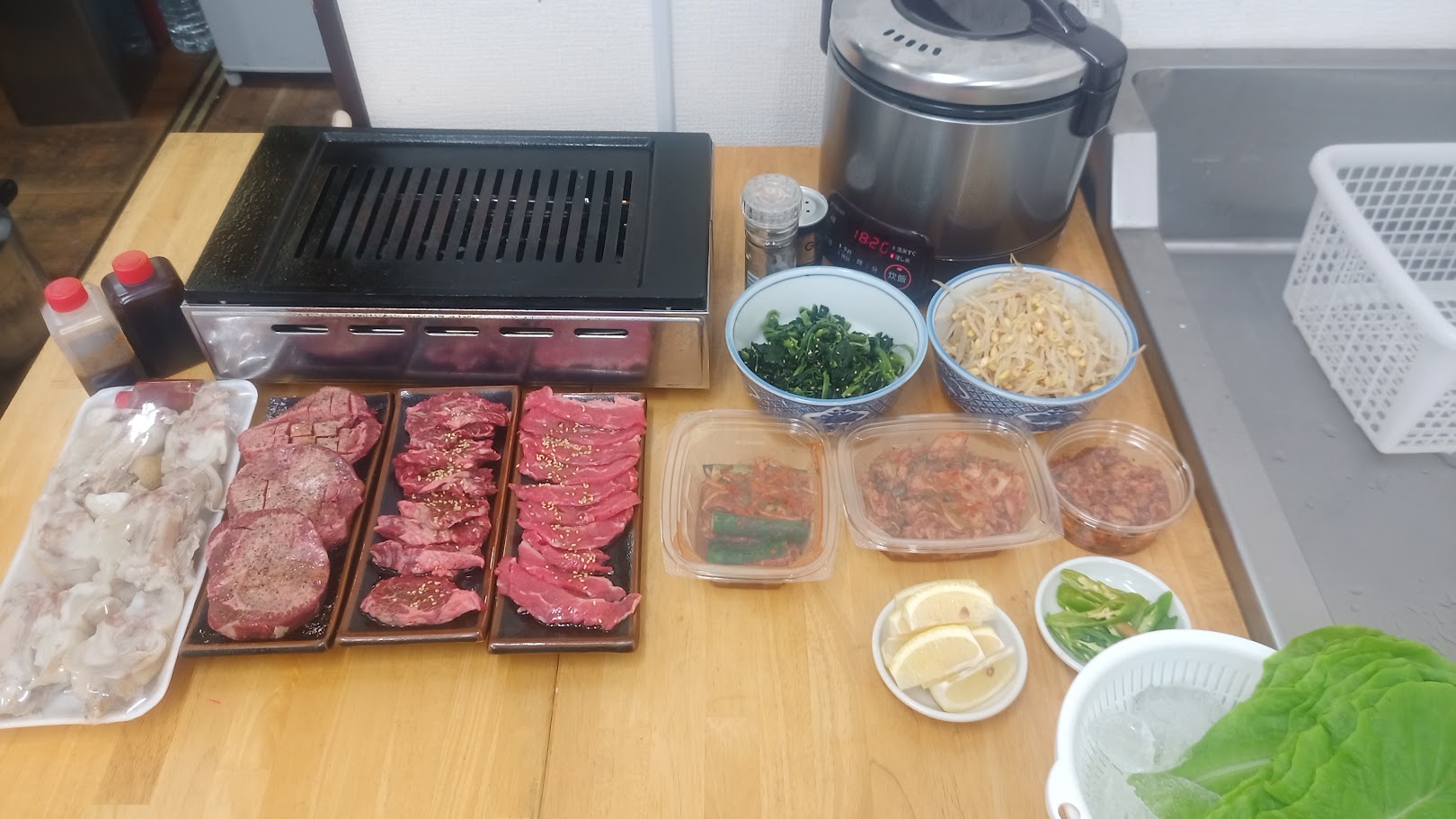 自宅で用意した焼肉パーティーの食材と卓上グリルの写真