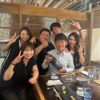 委員長と仲間たちと楽しくお寿司をいただく集合写真