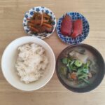ご飯、具沢山の味噌汁、マグロの刺身、小鉢が並んだ昼ごはん。
