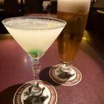 バーのテーブルに並ぶ冷えたビールとカクテル。川崎青年会議所の先輩達と語らいながら楽しんだ一杯。