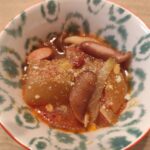 冬瓜とソーセージ、野菜をトマトで煮込み、粉チーズを振りかけた晩御飯の一皿。