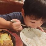 次男が夢中で白ご飯を食べている姿