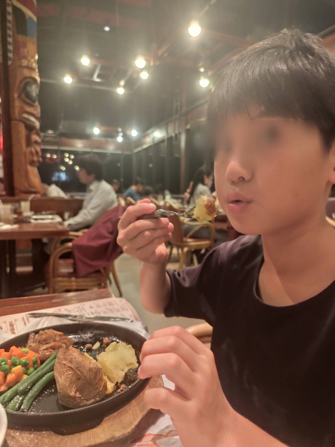 次男が夢中で白ご飯を食べている姿