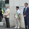 川崎駅前で市議会議員選挙の応援活動を行う様子。マイクを手に挨拶する人々と支援者の姿。