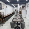 オープン前の店内。並べられた焼き立てパンと整然と並ぶテーブル席が静かに開店を待つ様子。