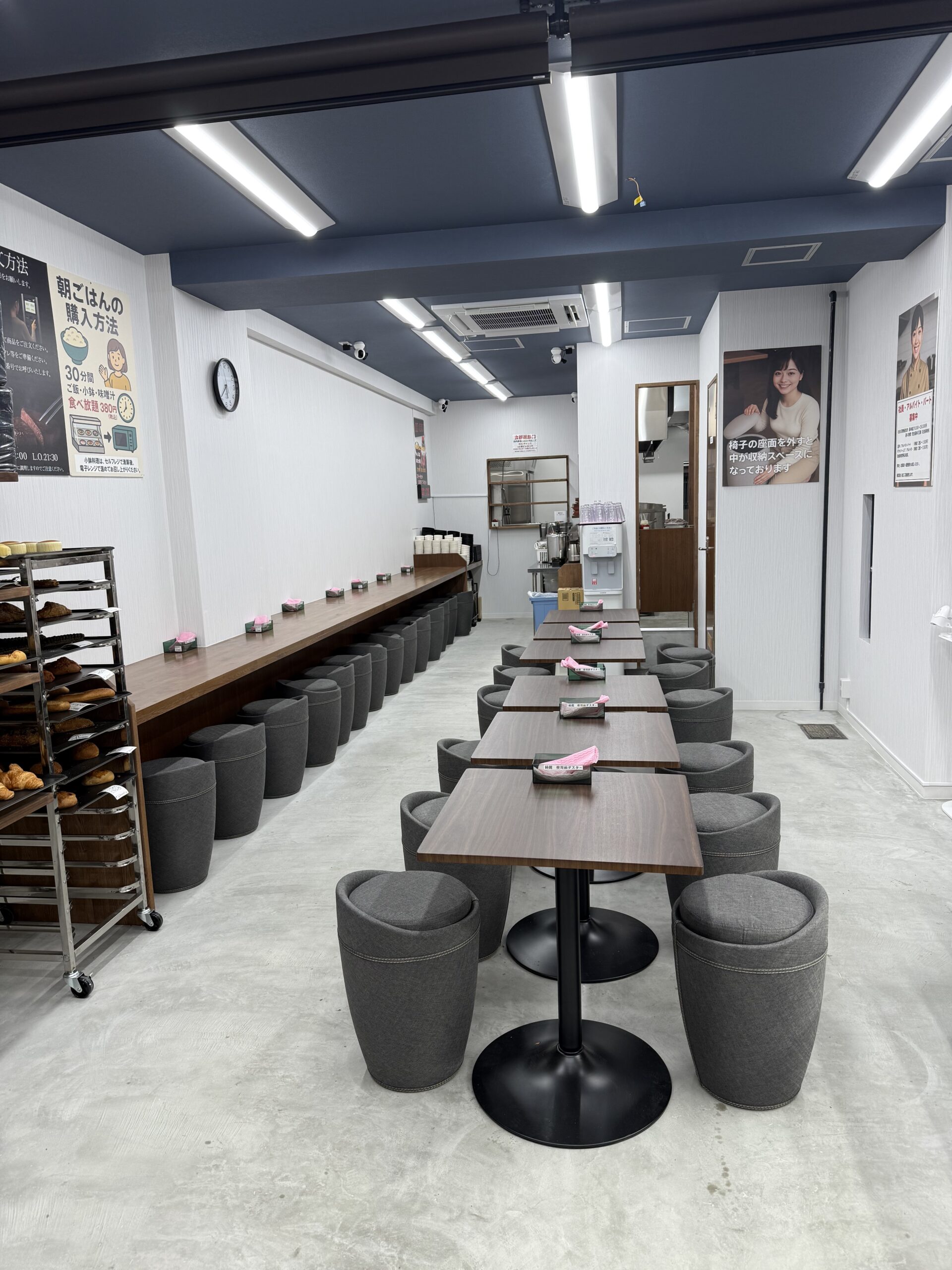 オープン前の店内。並べられた焼き立てパンと整然と並ぶテーブル席が静かに開店を待つ様子。