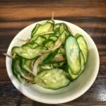 「きゅうりとみょうがの和え物」。薄切りのきゅうりとみょうがを軽く和えた、さっぱりとした小鉢料理。