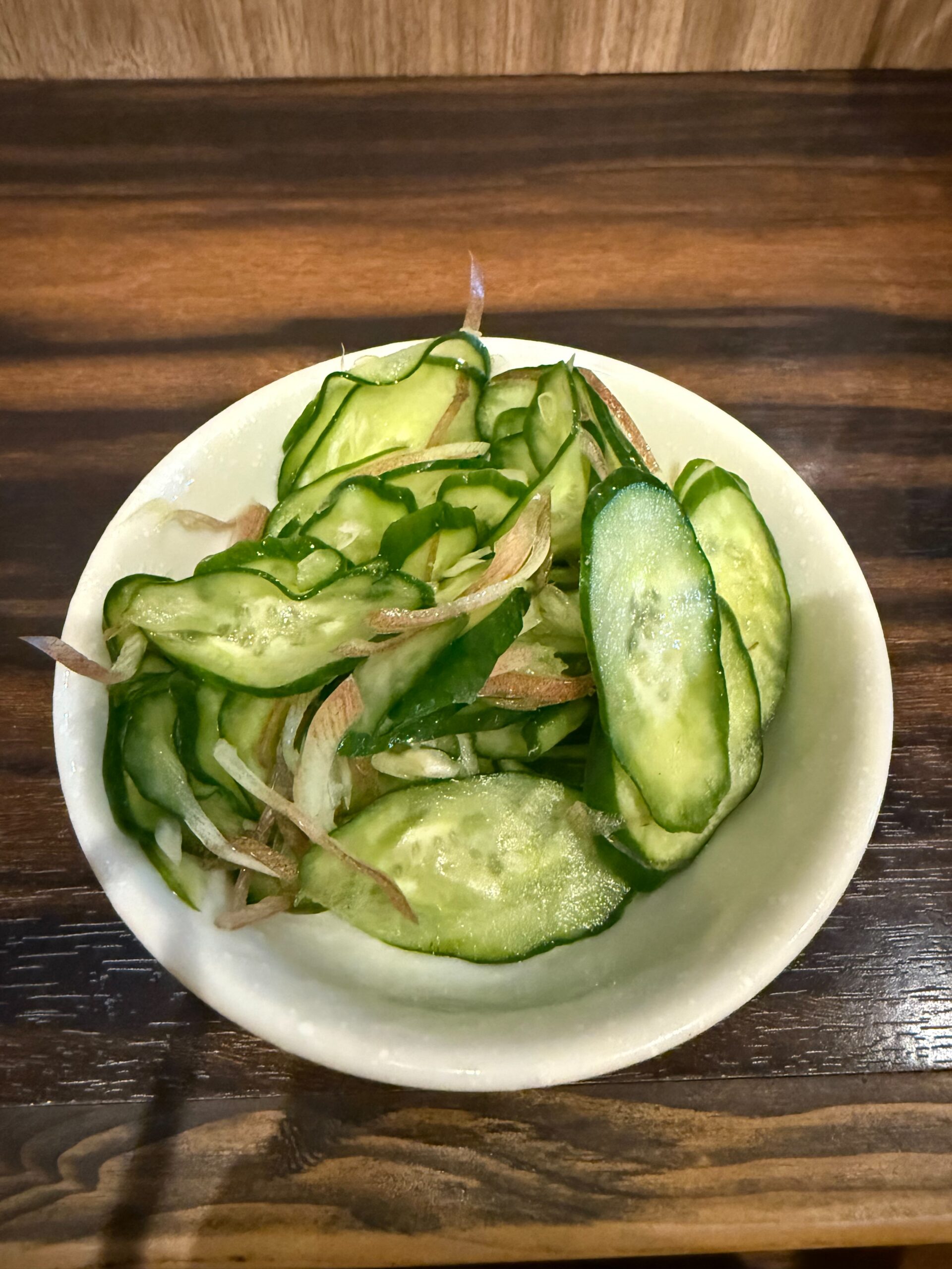 「きゅうりとみょうがの和え物」。薄切りのきゅうりとみょうがを軽く和えた、さっぱりとした小鉢料理。