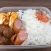 卵焼き・ウインナー・ミートボール・焼き鮭が入った豪華なお弁当。