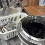 厨房で湯気を上げるそば出汁鍋とうどん釜の写真。蕎麦とうどんの食べ放題を準備する様子。