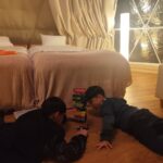 グランピング施設MOSSの看板前でジュースを持つ子どもたち