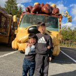 「サファリパークのお土産売り場で帽子をかぶって笑顔の次男」