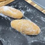 当店で焼き上げた自家製コッペパンをグラニュー糖で包み込んだ揚げパン。昔懐かしい給食の味を再現した人気商品。