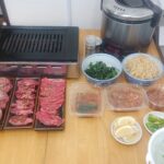 自宅で用意した焼肉パーティーの食材と卓上グリルの写真