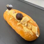 老舗住吉屋のくず餅とコッペパンを組み合わせた「くず餅コッペ」。黒蜜ときな粉が香る新しい川崎大師名物。