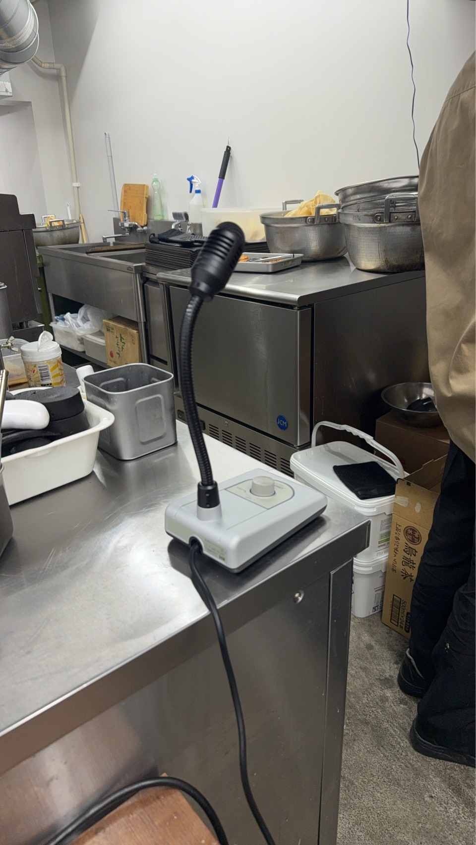 飯と肉。のセルフサービスの流れと番号呼び出し方法を説明した店内ポスターの写真