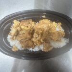 黒い楕円形の容器に白ご飯と照り焼き風の肉と卵が盛られた大盛りてりたま丼の写真